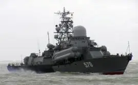 Ранним июльским утром едва забрезжил рассвет на Баренцевом море в районе - фото 11