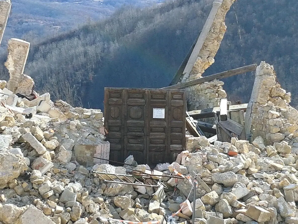 Bild 1 Diese Kirchenruine in Mittelitalien zeigt eindrucksvoll dass - фото 2