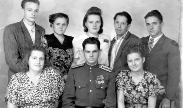 Фото 15 В первом ряду Анна Малаховская Лев Длусский и его жена во втором - фото 15