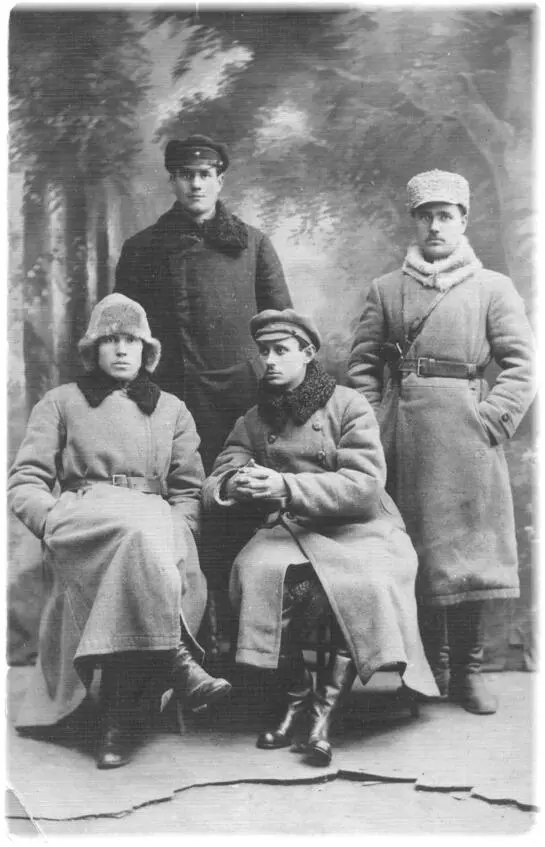 Фото 2 Ф Ф Бирюков в первом ряду справа и его сотрудники 1919 г Мой - фото 2