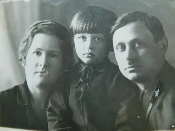 Фото 23 Клара с родителями Минск 1933 г В обоих случаях квартиры были - фото 23
