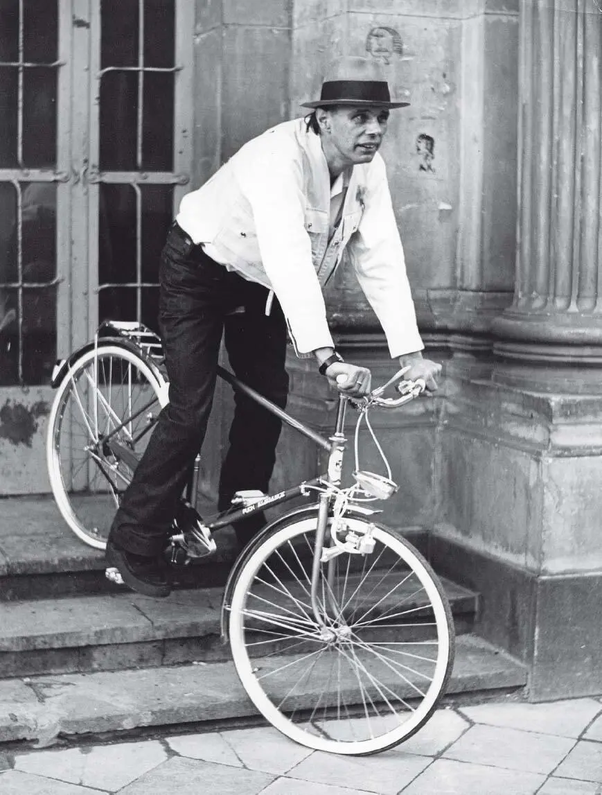 Joseph Beuys auf den Stufen der Kunstakademie Düsseldorf Aus der - фото 5