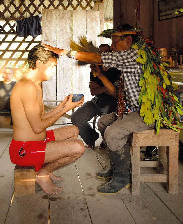 El médico Germán Zuluaga participa en un ritual amazónico Un territorio que - фото 12