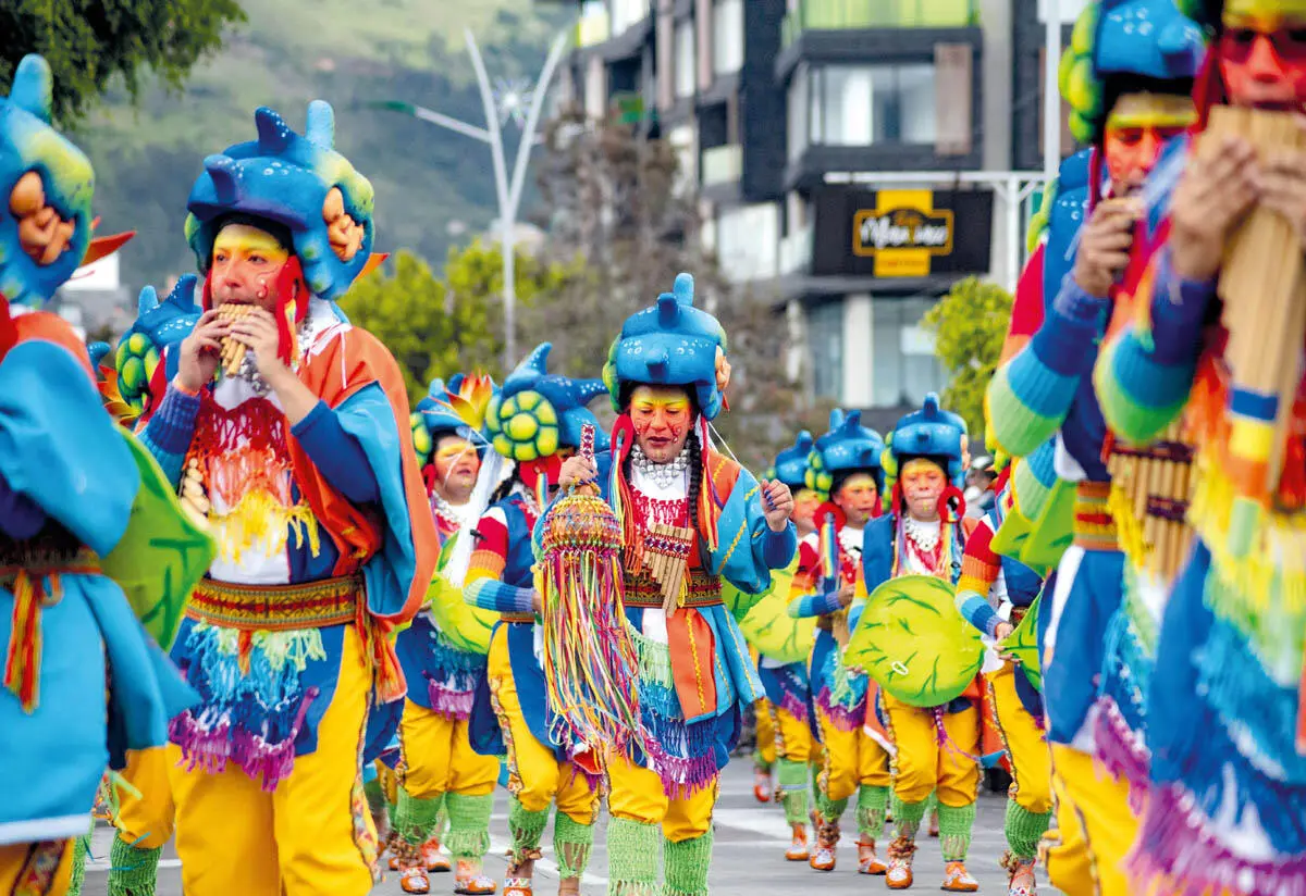 Pasto Nariño grupo de artistas en el Carnaval de Negros y Blancos en enero - фото 5