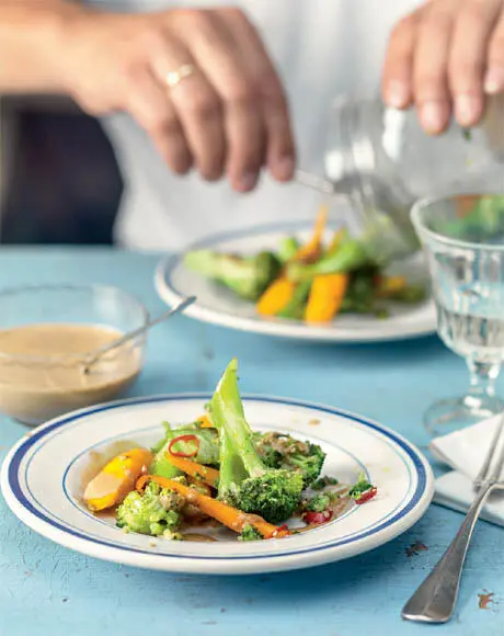 ZUBEREITUNG FÜR 2 PERSONEN Zutaten Salat ½ Broccoli 2 kleine Karotten mit Grün - фото 18