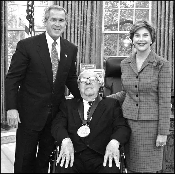 Bei der Verleihung der National Medal of Arts mit George W Bush und Laura - фото 4