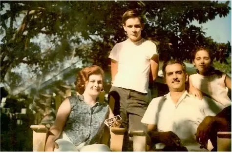 Vivian at the age of eight with her parents and her brother Managua - фото 21