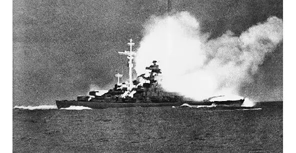 With almost one salvo the battleship sinks the heavy British cruiser Hood - фото 3