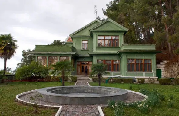 5 Stalins favorite albeit relatively modest dacha in Abkhazia was - фото 69