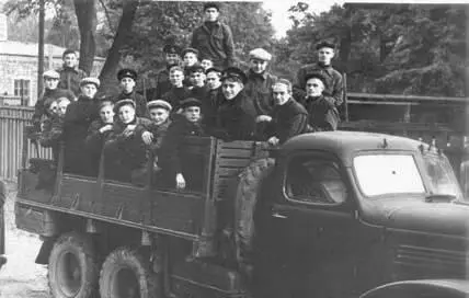 Наш первый курс едет в колхоз 1954 Игорь Игнатов и автор на крыльце - фото 9