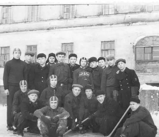 Группа боксёров на занятиях хоккеем Ленинград 1956 Большую часть времени мы - фото 17