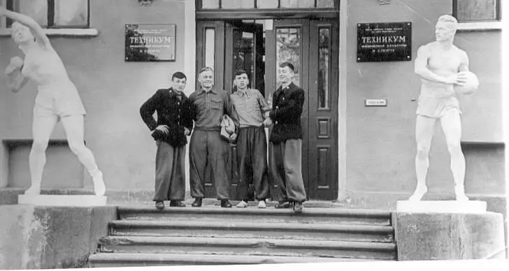 Учащиеся у входа в техникум Ленинград 1958 На первом курсе у меня даже - фото 18