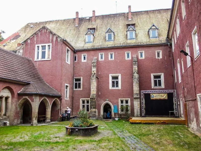 Kloster St Claren Links auf dem Schlossberg liegt der bis heute unrenovierte - фото 43