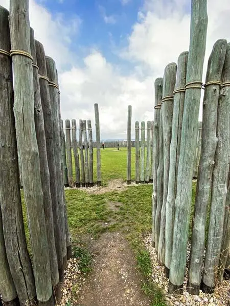 Holzstämme auf dem Erdwall Es war kurz nach der Wende als Otto Braasch einem - фото 44
