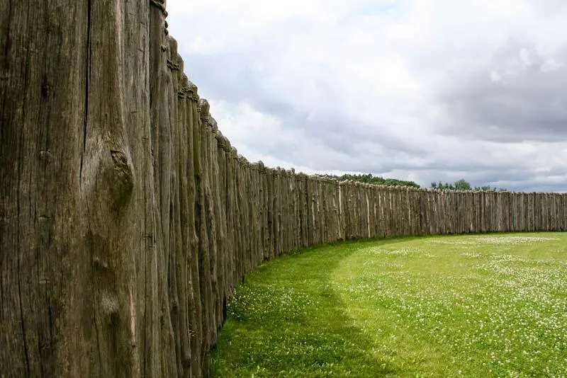 Holzstämme auf dem Erdwall Es war kurz nach der Wende als Otto Braasch einem - фото 45