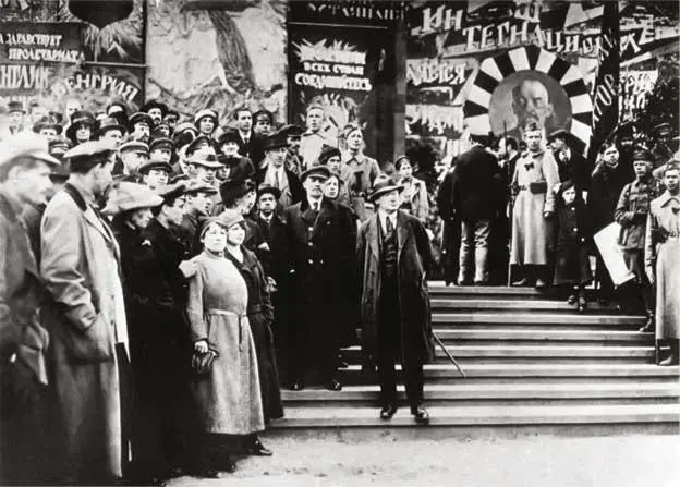 На Красной площади 1919 г Кольман с Лениным 1919 г С группой слушателей - фото 8