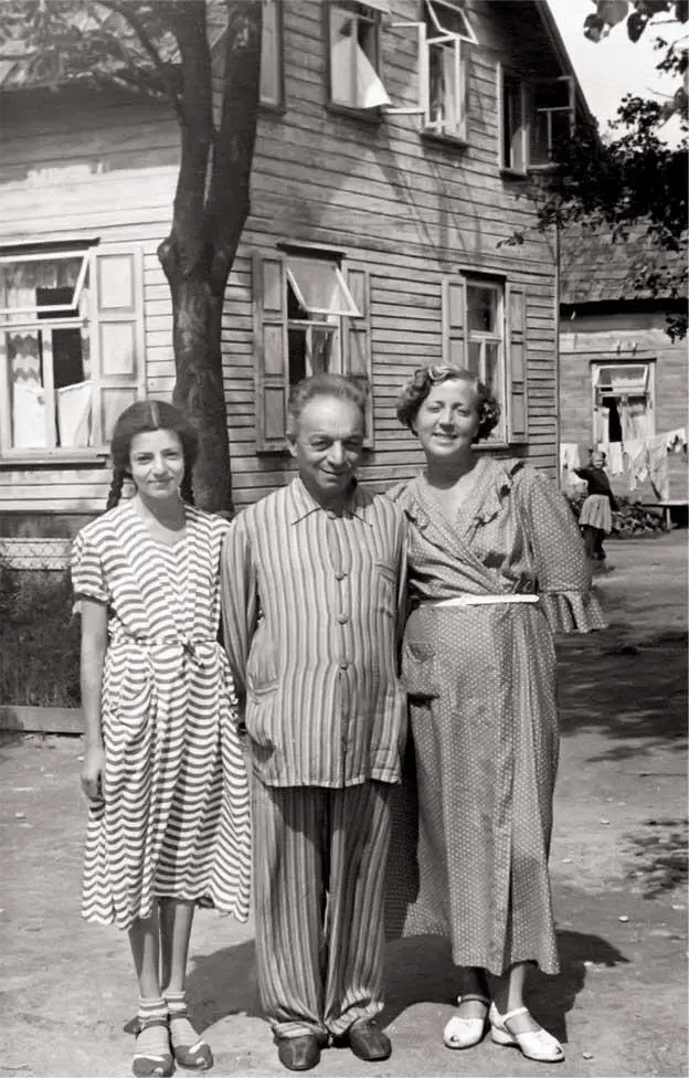 С женой и дочерью На отдыхе в Паланге 1954 г Афиша первой в СССР публичной - фото 18