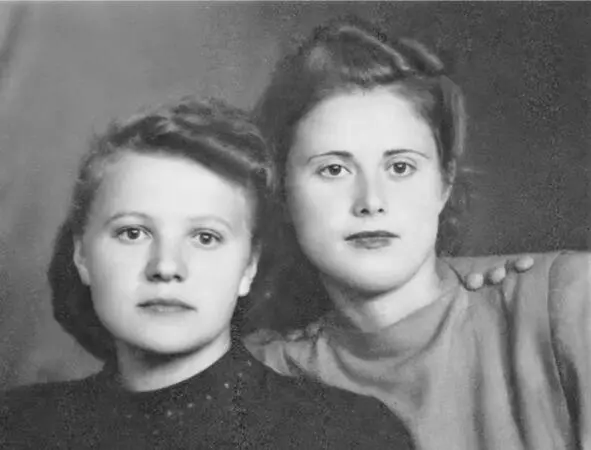 Нина Федотова со своей подругой 1946 г Начались учебные занятия Нас разбили - фото 4