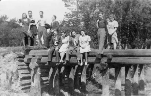 Студенты 1го курса ММСИ на отдыхе 1948 г Нина Федотова первая слева - фото 5