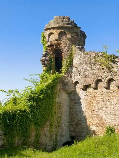 Die grasbewachsene Nordflanke der Burg Berühmtheit erlangte die Burg durch den - фото 39