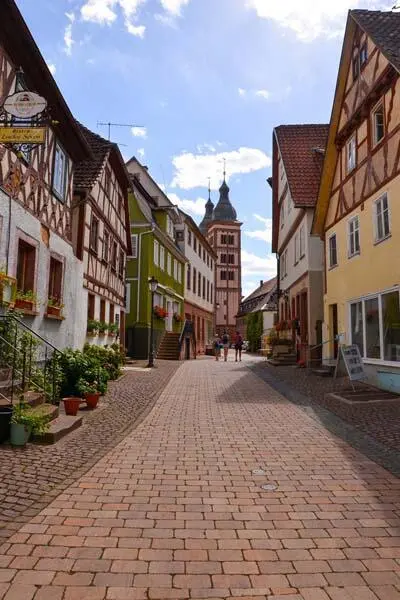 Amorbach glänzt mit hübschen Fachwerkhäusern Die ehemalige Benediktinerabtei - фото 31