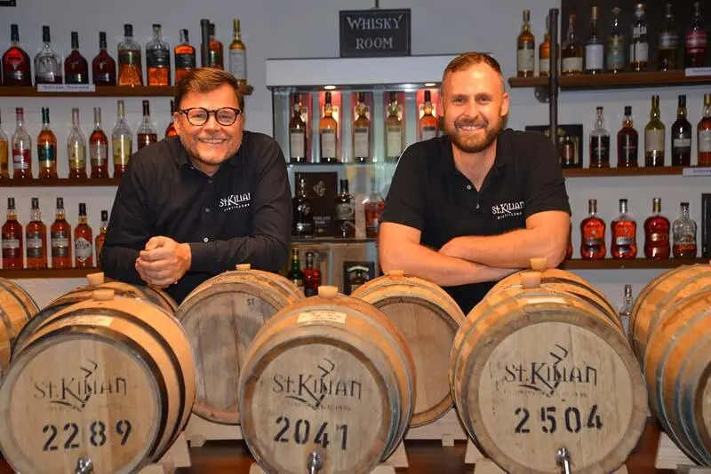 Gründer Andreas Thümmler und Master Distiller Mario Rudolf Der erste New Make - фото 28