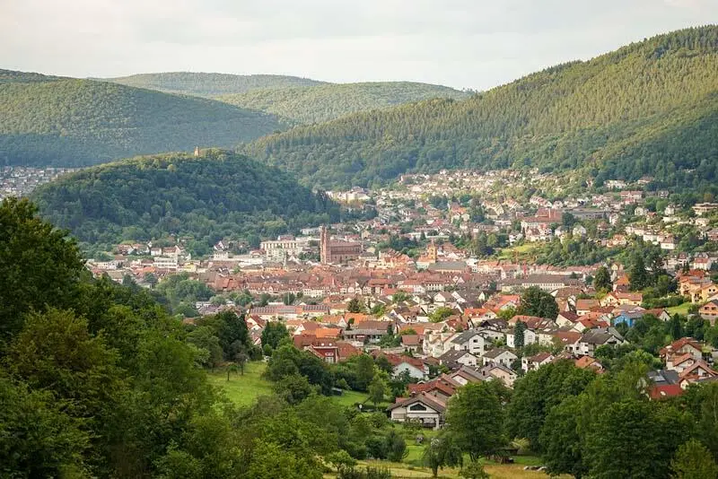 Typisch Odenwald Kleine Orte in Tallage umgeben von sanften Hügeln Bergen - фото 3