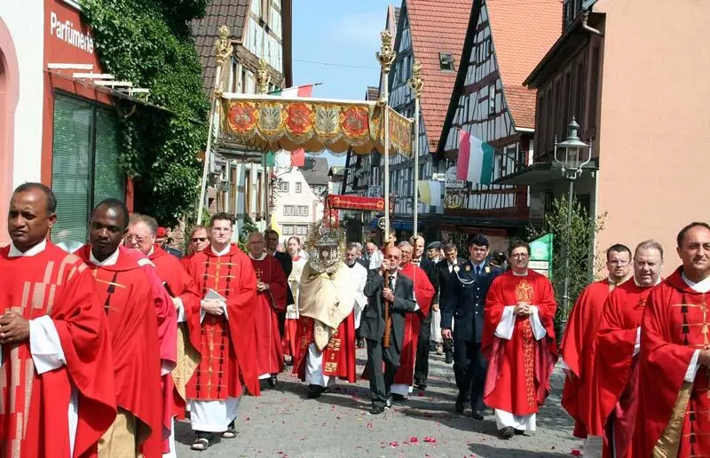 WallfahrtProzession Gehen Sie in der mehrschiffigen Basilika auf - фото 44