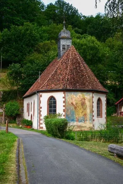 Die Kapelle Amorsbrunn ist ein Juwel des Odenwaldes Der Name der Kapelle soll - фото 35