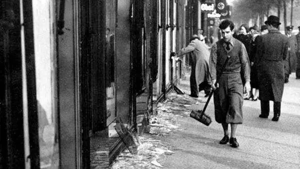 На снимке Хрустальная ночь Ночь разбитых витрин нем Reichs - фото 31