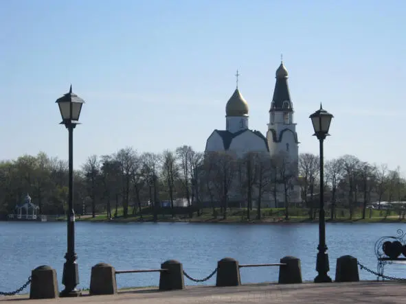 Вид храма Святых Апостолов Петра и Павла со стороны озера Сестрорецкий Разлив - фото 16
