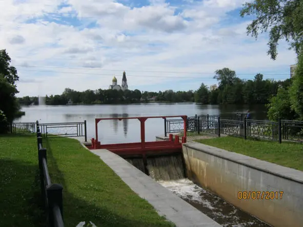 Вода канала когдато крутившая колёса заводских машин теперь посуществу - фото 56