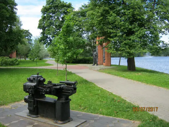 Фрагменты памятника Сестрорецкому Рабочему бесхозный станок Сестрорецкий - фото 57