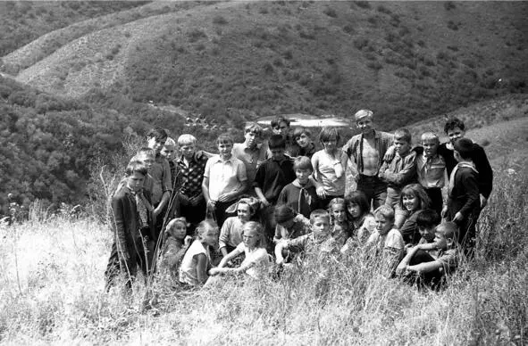 Конец 1960х Кайнар Фото на фоне лагеря И эпохи Вот и наши пионерлагеря - фото 26