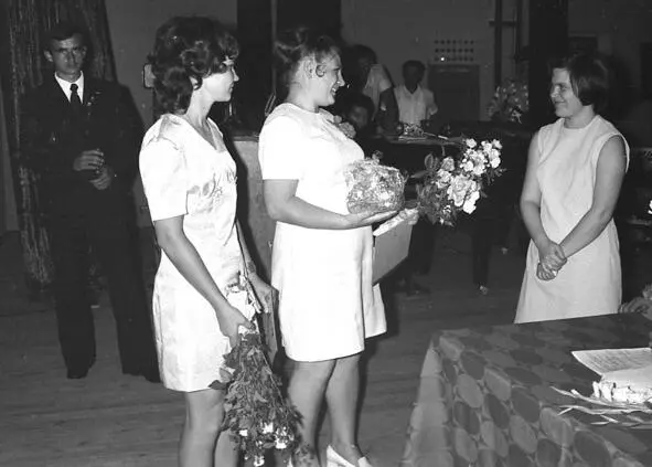 26 июня 1975 года Цветы для Иды Алексеевны Кислицкой выпускающей - фото 35