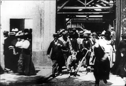 Fotograma del filme de los hermanos Lumière La sortie des ouvriers des usines - фото 3