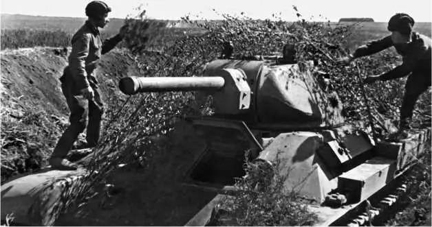 Из 832 танков Т34 находившихся в войсках приграничных округов к лету 1941 - фото 12