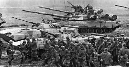 Боевые машины пехоты БМП1 и БМП2 а также танки Т80УД на учениях Московского - фото 38