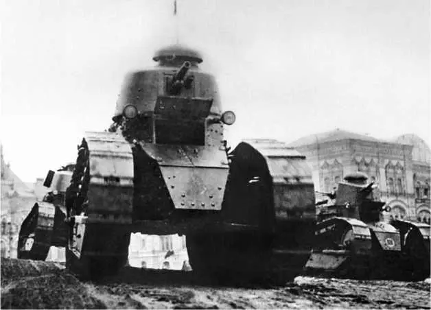 Парад на Красной площади 7 ноября 1928 года На переднем плане Рено FT18 - фото 53