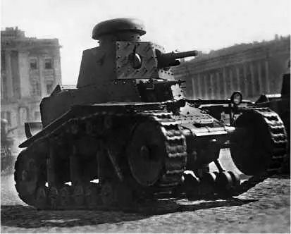 Танки МС1 на площади Урицкого так до января 1944 года называлась Дворцовая - фото 56