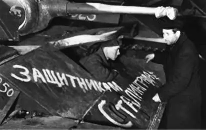 Начальник сборочного цеха ГАЗа ДН Антонов и испытатель танков МИ Таланов - фото 263