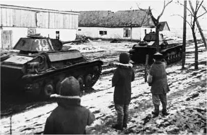 Танки Т70М проходят через село 3й Украинский фронт 1944 год После - фото 270