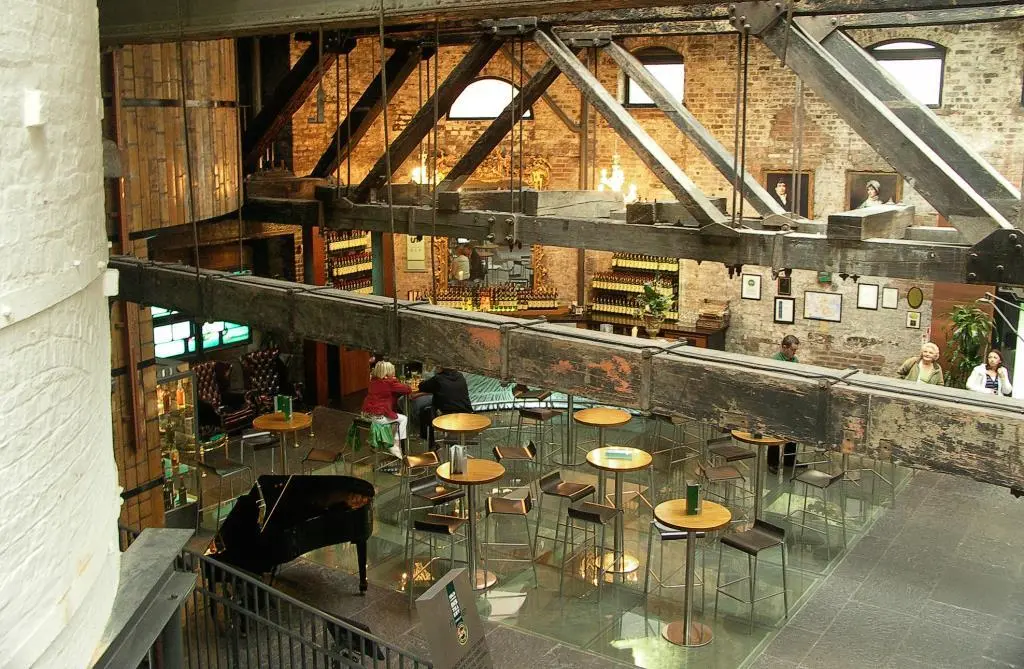 Die Whiskeybar der Old Jameson Distillery Collins Baracks Mit 226 Jahren - фото 16