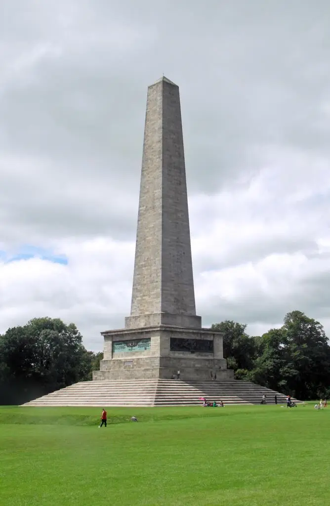 Wellingtons Obelisk im Phoenixpark Das Visitor Centre neben dem - фото 17