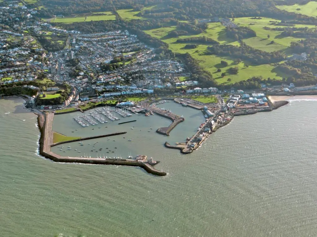 Howth aus der Vogelschau im Hafen treffen sich Jachten und Fischerkähne - фото 33