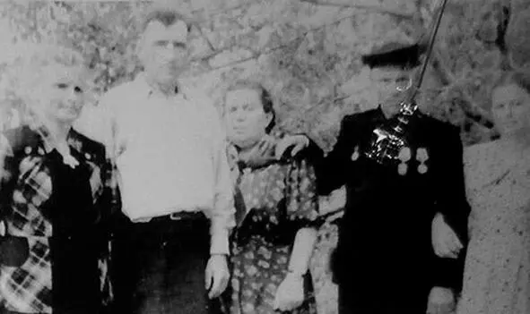 А Н Колобанова третья слева с Буденным С 1962 по 1972 г работала - фото 14