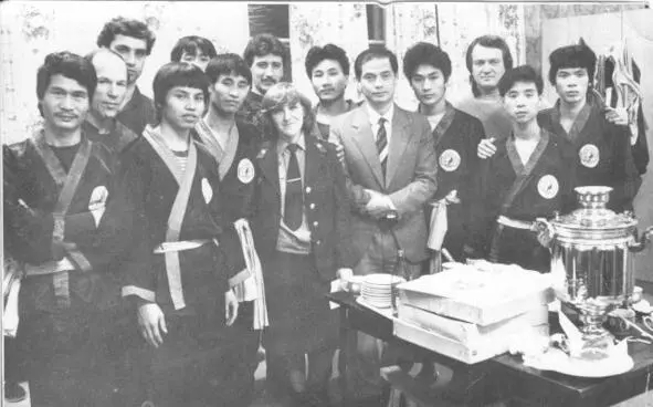 На фото Основатель Школы Синтез Юрий Ляшенко со своими учениками и бойцами из - фото 4