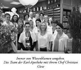 Eine freundliche junge Frau fragt mich nach meinen Wünschen lächelt mich an - фото 13