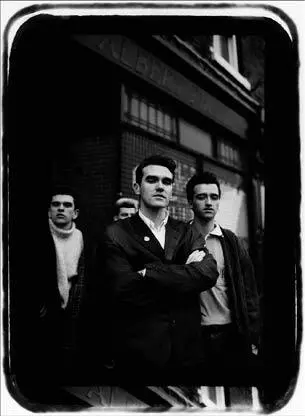 Jungs aus Salford Die Smiths 1986 vor dem Buchmachergeschäft von Albert - фото 17