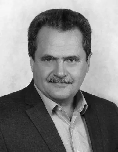 Родился в 1962 году В первый класс пошёл в Хабаровске Окончил Куйбышевский - фото 16